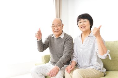 Yaşlı çift iyi işaret veriyor.