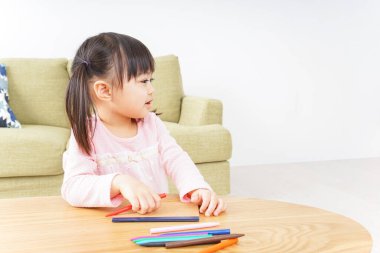 Çocuk evde resim çiziyor 