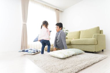 Baba çocuk yetiştirme konusunda stresli. 