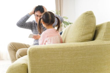 Baba çocuk yetiştirme konusunda stresli. 