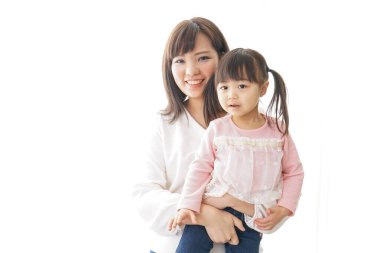 Anne çocuğunu kalçasında taşıyor. 