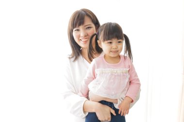 Anne çocuğunu kalçasında taşıyor. 