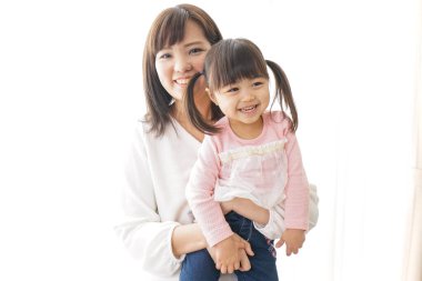 Anne çocuğunu kalçasında taşıyor. 