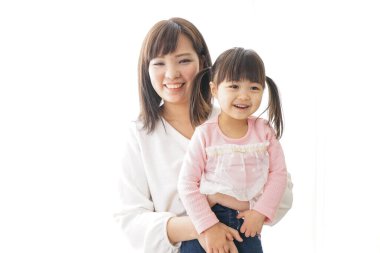 Anne çocuğunu kalçasında taşıyor. 