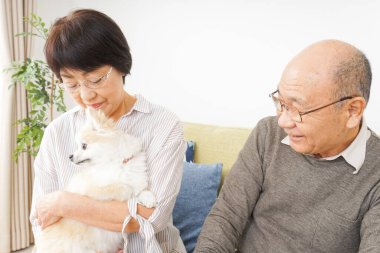 Köpeği olan yaşlı bir çift