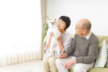 Köpeği olan yaşlı bir çift