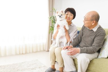 Köpeği olan yaşlı bir çift