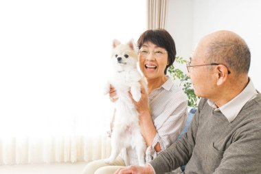 Köpeği olan yaşlı bir çift