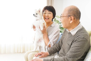 Köpeği olan yaşlı bir çift