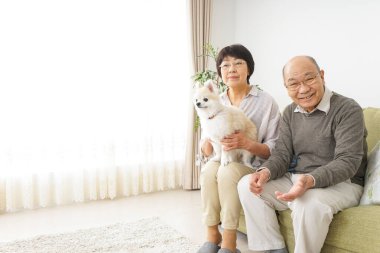 Köpeği olan yaşlı bir çift