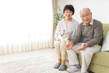 Köpeği olan yaşlı bir çift