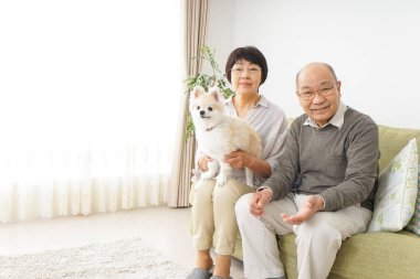 Köpeği olan yaşlı bir çift