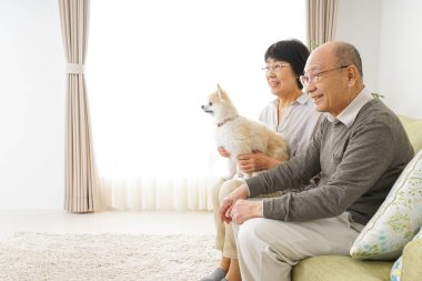 Köpeği olan yaşlı bir çift