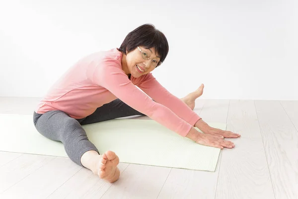 Portrait Senior Asian Woman Doing Yoga Exercise — Stock Photo, Image