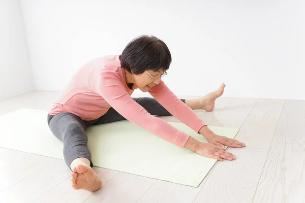 Ritratto Una Donna Asiatica Anziana Che Esercizio Yoga — Foto Stock