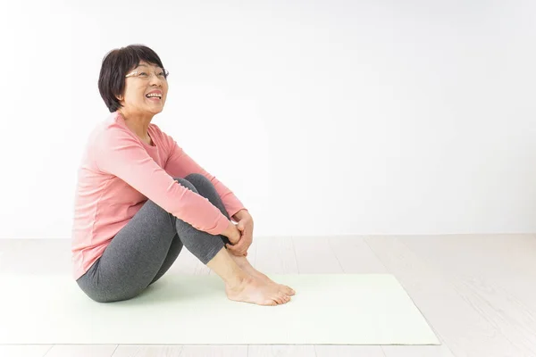 Ritratto Una Donna Asiatica Anziana Che Esercizio Yoga — Foto Stock