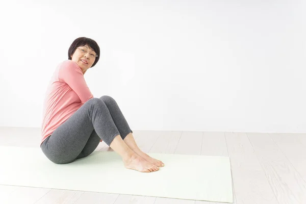 Ritratto Una Donna Asiatica Anziana Che Esercizio Yoga — Foto Stock