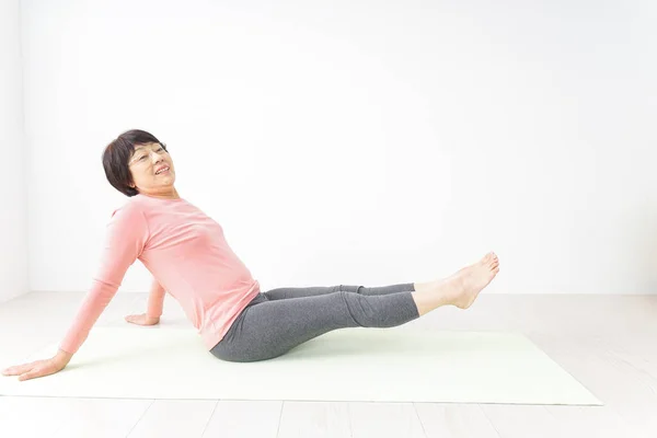 Retrato Una Mujer Asiática Mayor Haciendo Ejercicio Yoga — Foto de Stock