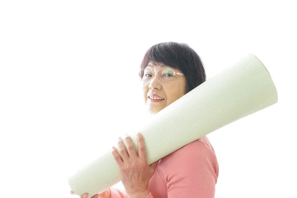 Portret Van Een Senior Aziatische Vrouw Met Yoga Mat — Stockfoto