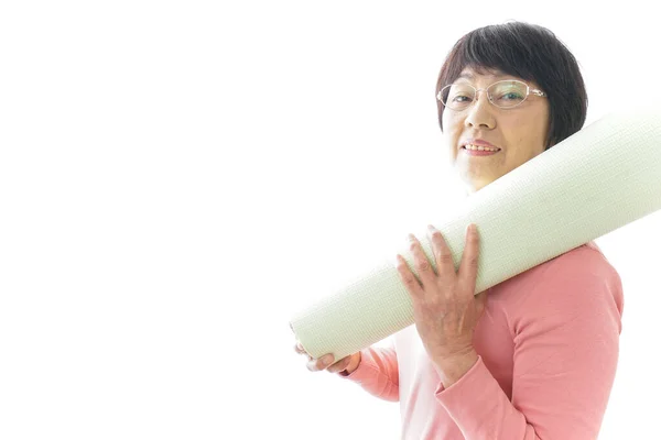 Portret Van Een Senior Aziatische Vrouw Met Yoga Mat — Stockfoto