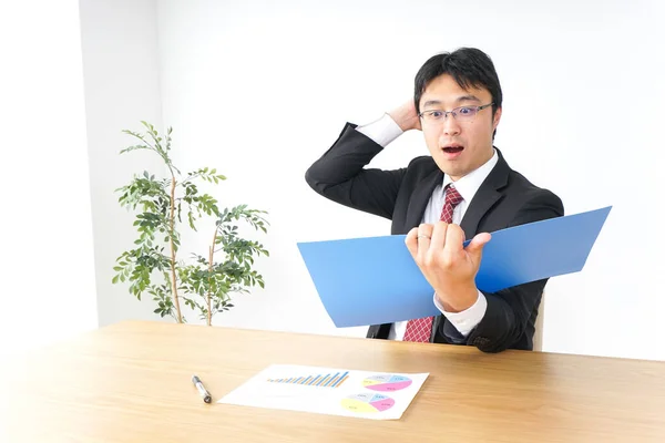 Joven Hombre Negocios Con Carpeta Sentado Mesa — Foto de Stock