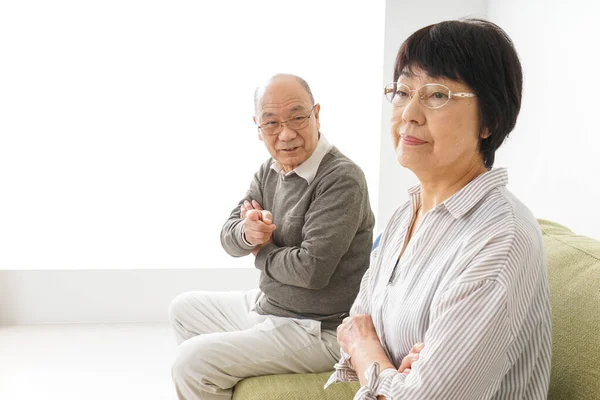 Senior Asiatiska Par Sitter Soffan Hemma — Stockfoto