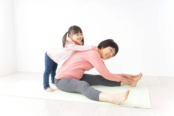 Mujer Mayor Nieta Haciendo Ejercicio — Foto de Stock