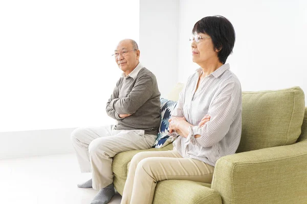 Senior Asiatische Paar Sitzt Auf Sofa Hause Stockbild