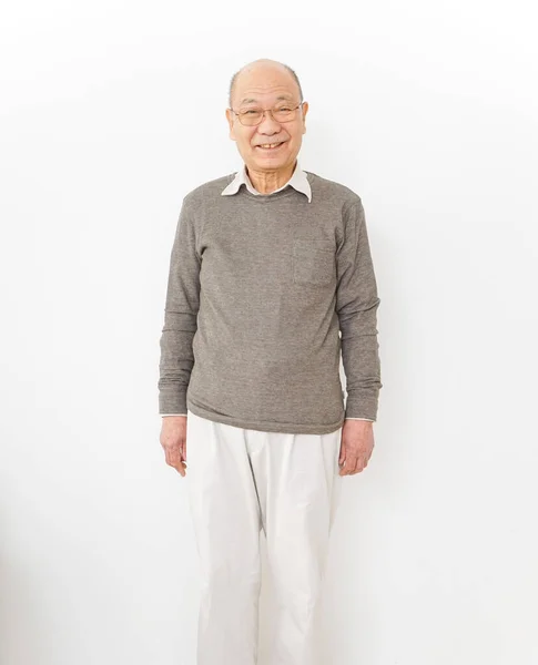Älterer Mann Freizeitkleidung Steht Isoliert Auf Weißem Hintergrund lizenzfreie Stockfotos