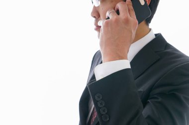 Beyazlar üzerinde izole edilmiş telefon işadamı