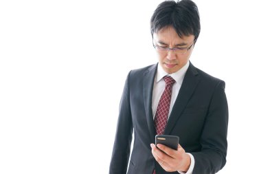 Akıllı telefon kullanarak iş adamının yakın plan görüntüsü 