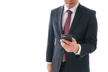 Akıllı telefon kullanarak iş adamının yakın plan görüntüsü 