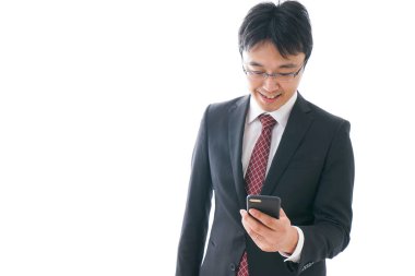 Akıllı telefon kullanarak iş adamının yakın plan görüntüsü 