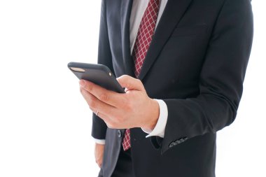 Akıllı telefon kullanarak iş adamının yakın plan görüntüsü 