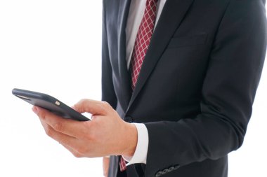 Akıllı telefon kullanarak iş adamının yakın plan görüntüsü 