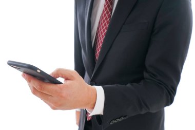 Akıllı telefon kullanarak iş adamının yakın plan görüntüsü 