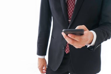 Akıllı telefon kullanarak iş adamının yakın plan görüntüsü 