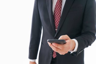 Akıllı telefon kullanarak iş adamının yakın plan görüntüsü 