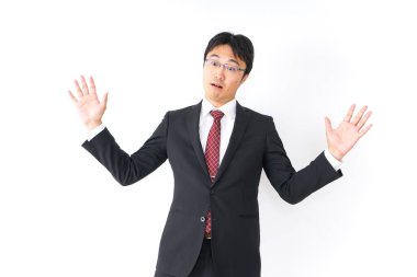 Takım elbiseli Asyalı işadamı elleri havada