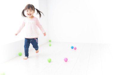 Köpekle oynayan çocuk 