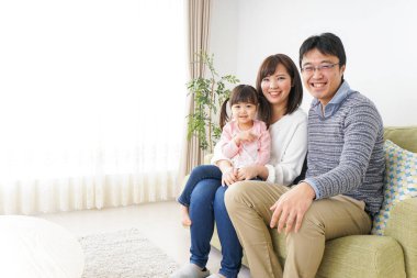 Aile evde eğleniyor.