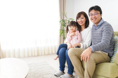 Aile evde eğleniyor.