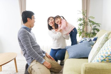 Aile evde eğleniyor.