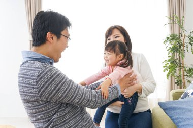 Aile evde eğleniyor.