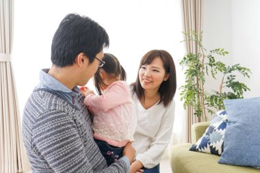 Aile evde eğleniyor.