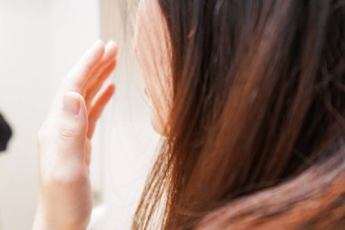 Deriyle ilgilenen genç bir kadın.