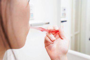 Dişlerini fırçalayan Asyalı Kadın