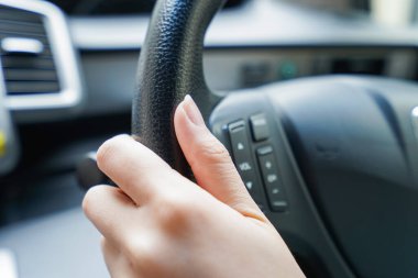 Kadın direksiyon simidi.