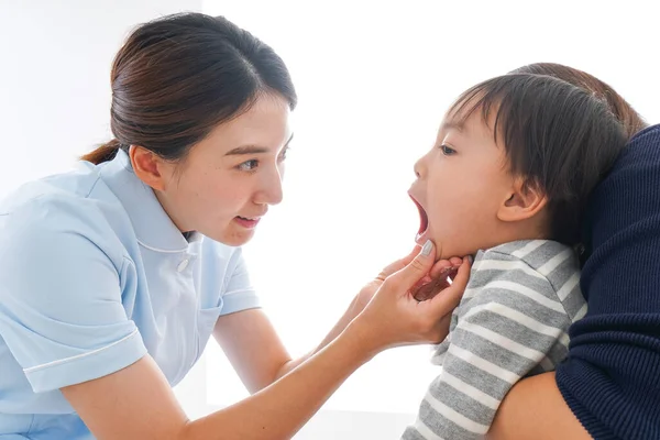 Klinikte Kadın Dişçi Çocuk — Stok fotoğraf