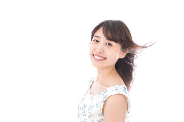 Beyaz tenli güzel, gülümseyen genç bir kadının portresi.